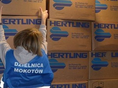 Eine Frau lädt die gesammelten Spenden aus dem Auto