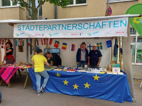 Die Europabeauftragte des Bezirks, Sonja Eichmann, mit ihrem eigenen Stand beim diesjährigen Fest der Demokratie