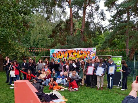 Gruppenfoto vor Graffitiwand
