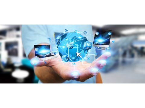 Ein Mann hält die digitale Welt in der Hand