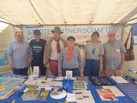 Am Stand beim Fest für Demokratie 2