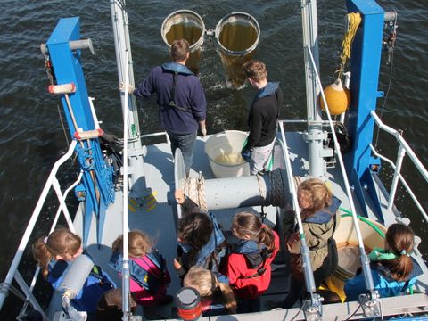 GirlsDay im Fischereiamt. Blick von onen auf ein Fischreischiff, auf dem Teilnehmerinnen des GirlsDays mitfahren