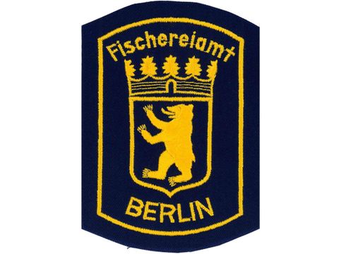 Wappen des Fischereiamtes Berlin. Es hat einen fast schwarzen Hintergrund mit gelber Stickerei. Es zeigt den Berliner Bären mit Krone. Oben steht "Fischereiamt", unten steht "Berlin " in großbuchstaben