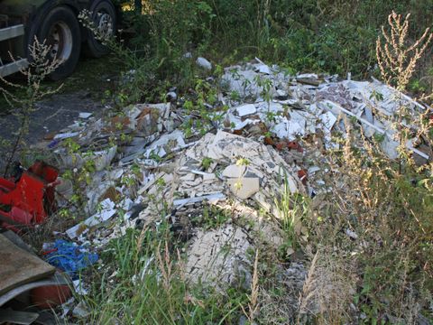Illegal entsorgter Bauschutt im Wald (Bild: Berliner Forsten)