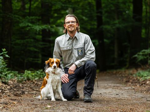 Peter Harbauer mit seinem Hund (Bild: Rainer Keuenhof)