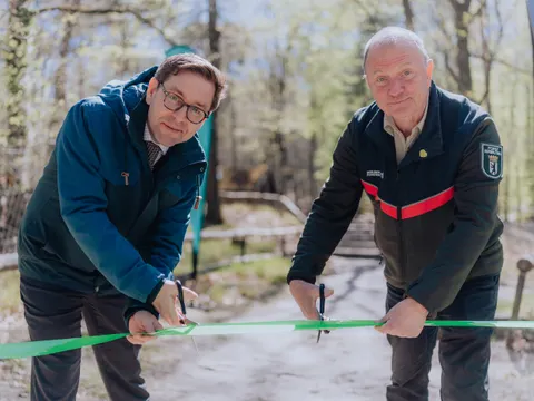 Staatssekretär Andreas Kraus und Forstdirektor Gunnar Heyne eröffnen den neuen Lehr- und Erlebnisweg Müggelberge und Teufelssee (Bild: Rainer Keuenhof)