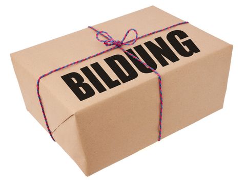 Geschnürtes Päckchen mit der Aufschrift Bildungspaket