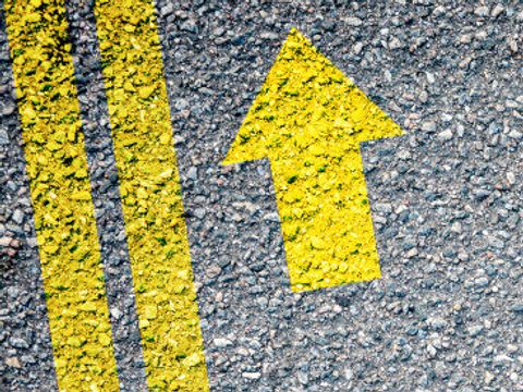 Straßenmarkierung mit Aufschrift "Los gehts"
