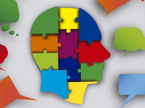 Profil eines Kopfes aus Puzzleteilen zusammengesetzt und von Sprechblasen umgeben
