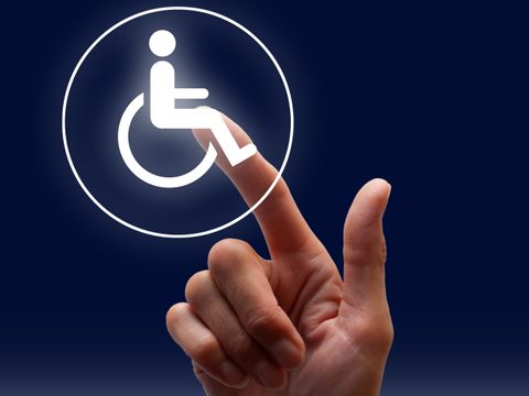 Zeigefinger berührt Symbol für Zugangsmöglichkeit für behinderte Menschen