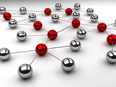 Mehrere Kugeln aus Chrom (silber bzw. rot) mit Pfaden verzweigt angeordnet