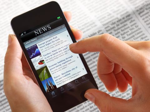 Businessfrau mit Smartphone News