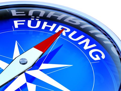 Kompass mit der Aufschrift Führung