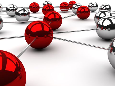 Mehrere Kugeln aus Chrom (silber bzw. rot) mit Pfaden verzweigt angeordnet