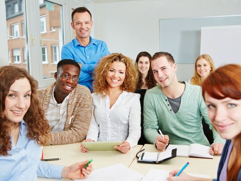 Lehrer mit Studenten im Unterricht