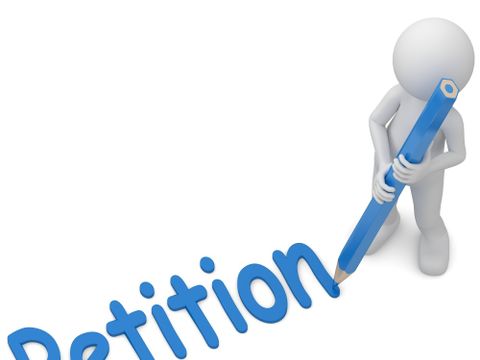 Menschen schreibt mit einem Stift Petition