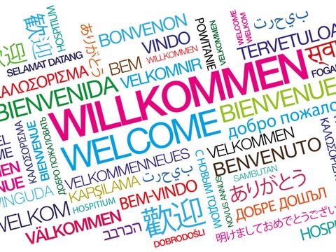 Illustration zum Wort "Willkommen“ in vielen verschiedenen Sprachen und Farben