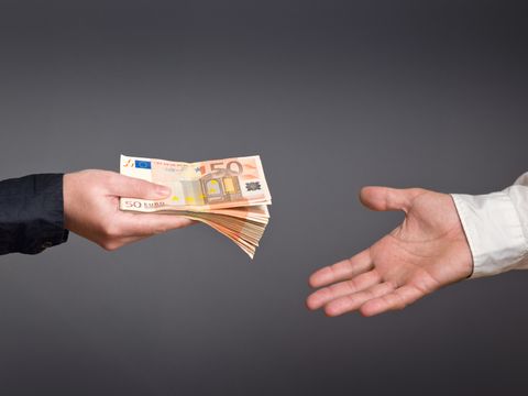 Geldübergabe von Hand zu Hand