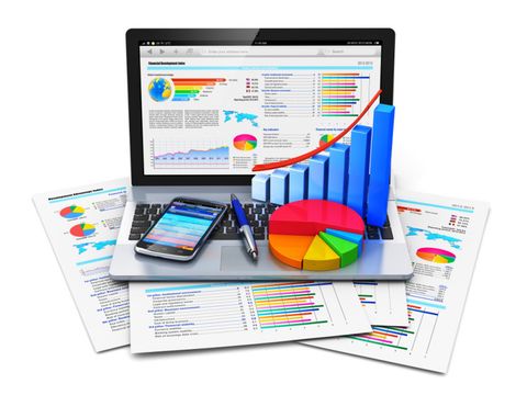 Laptopbildschirm, Smartphone und Papier mit Diagrammen liegen auf einem Tisch