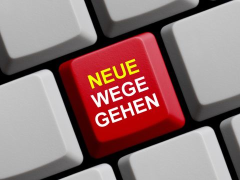 Rote Taste in Tastatur mit Aufschrift Neue Wege gehen