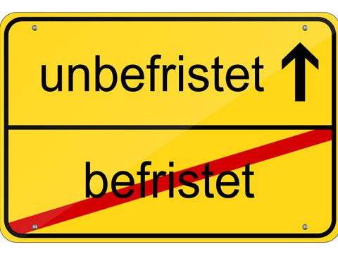 Straßenschild mit den Wörtern befristet und unbefristet