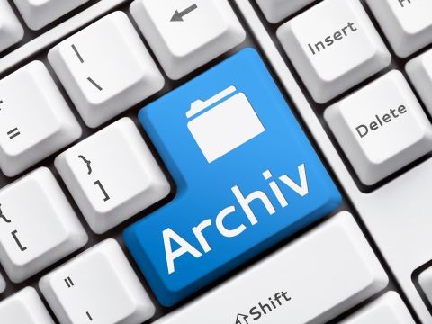 Tastatur mit blauer Enter-Taste Schriftzug "Archiv"