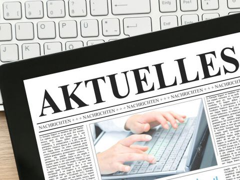 Tablet mit geöffneter Webseite, die aussieht wie eine Zeitung mit dem Titel: Aktuelles