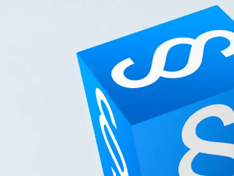 Blauer Würfel mit Paragraphen schwebend über einer Hand