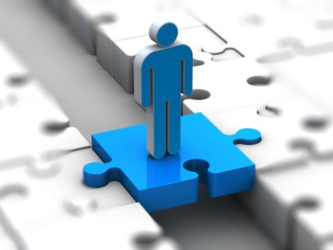Puzzleteil mit einer Figur verbindet zwei Puzzlespiele