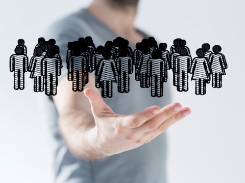 Gruppe von Figuren die über einer Hand schweben