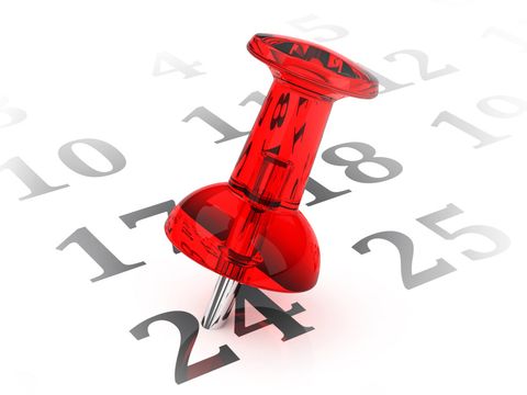 Ein Kalender mit einer roten Pinnnadel, die den 24. markiert