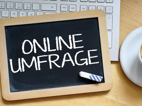 Tafel mit dem Schriftzug Onlineumfrage