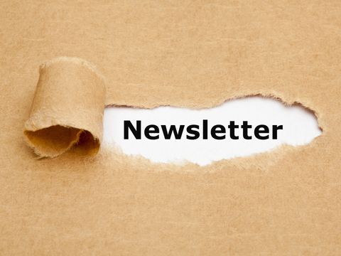 Newsletter hinter braunem Papier