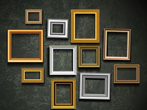 Bilderrahmen hängen an einer schwarzen Wand