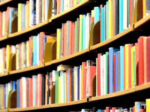 Rundes Regal voller Bücher