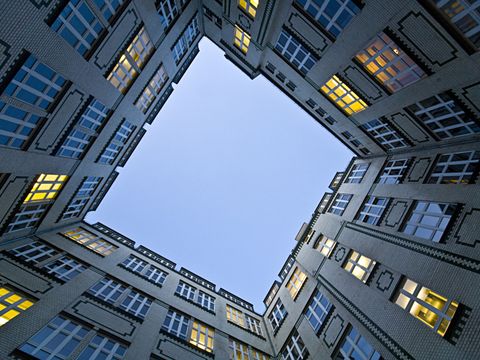 Hinterhof, Blick in den Himmel