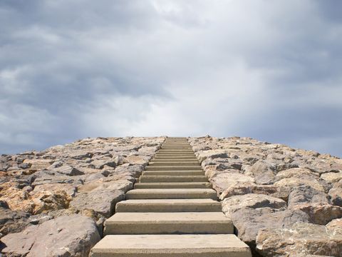 Steintreppe führt nach oben