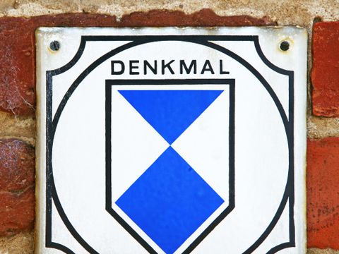 Denkmalplakette an einem Baudenkmal