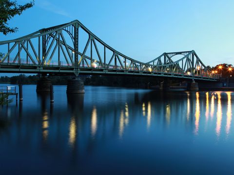 Glienicker Brücke bei Nacht