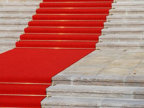 Roter Teppich auf Treppe