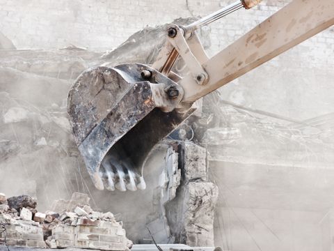 Bagger bei Abbrucharbeiten