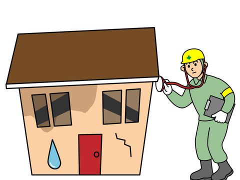 Mann horcht ein baufälliges Haus ab