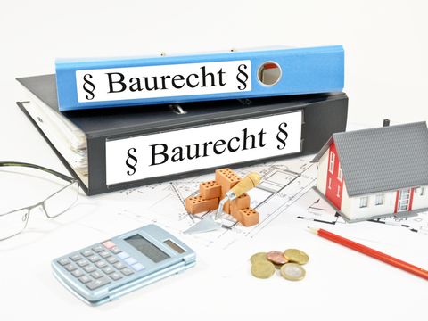 Utensilien und Ordner mit der Aufschrift Baurecht