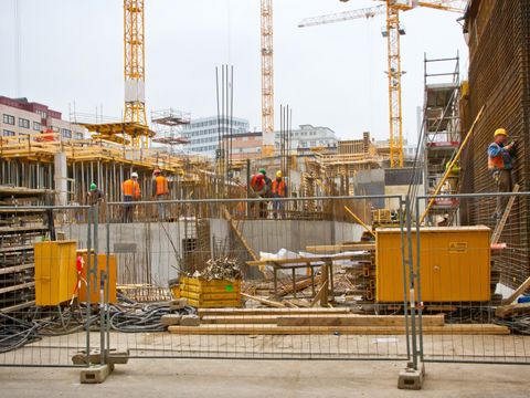 Großbaustelle mit Bauarbeitern