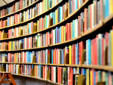 Rundes Bücherregal in öffentlicher Bibliothek