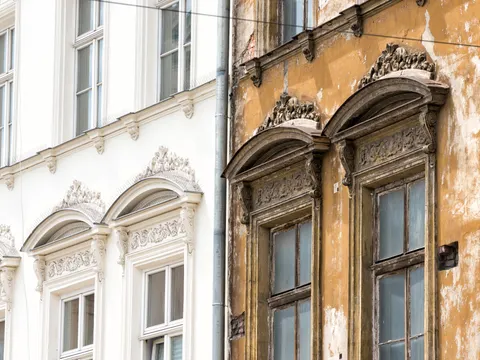 Sanierter und unsanierter Abschnitt der Fassade eines Wohnhauses