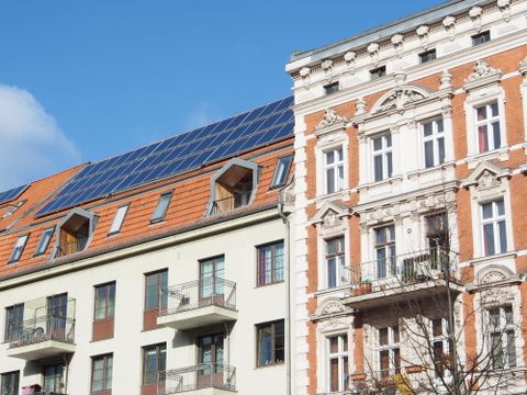 Altbau mit Solardach in Berlin