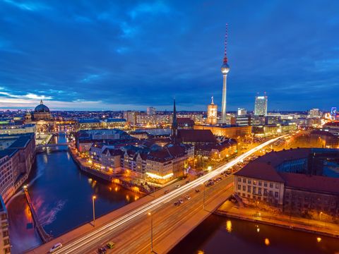 Blick über Berlins Zentrum mit Fernsehturm im Hintergrund