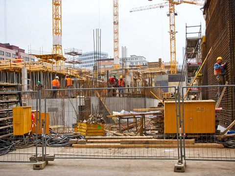 Großbaustelle mit Bauarbeitern