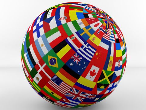 Globus bestehend aus vielen internationalen Flaggen